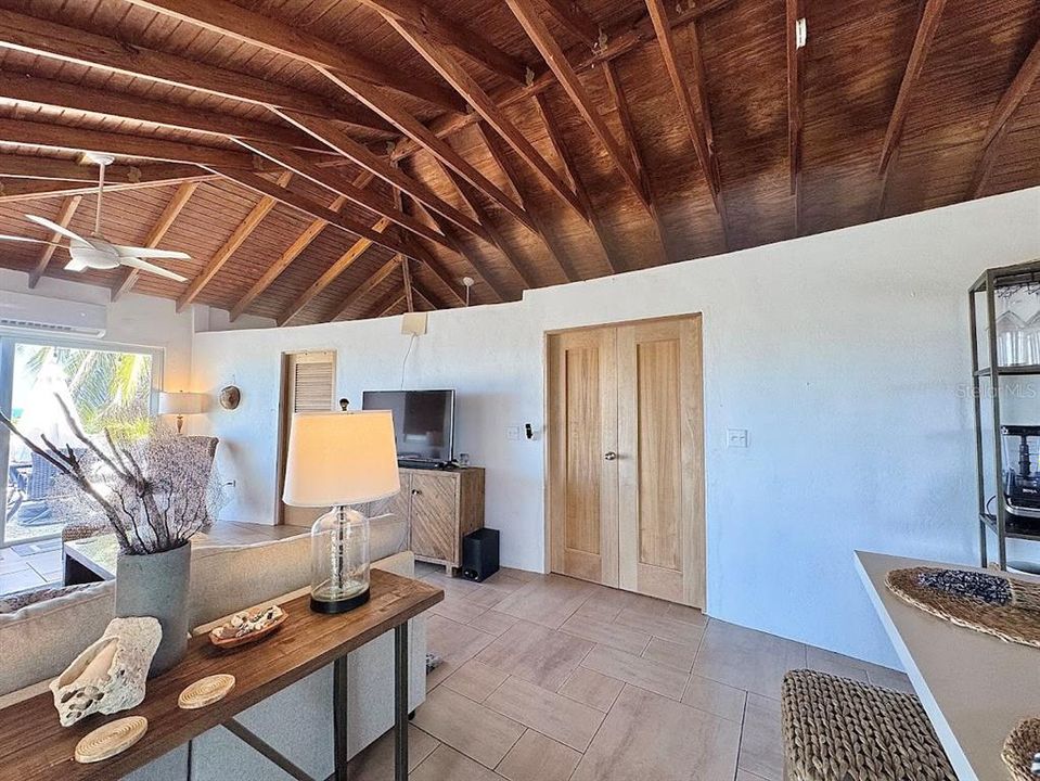 For Sale: $499,000 (2 beds, 1 baths, 900 Square Feet)