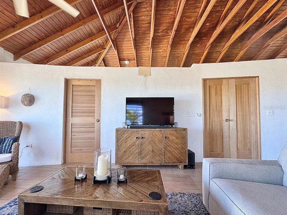 For Sale: $499,000 (2 beds, 1 baths, 900 Square Feet)