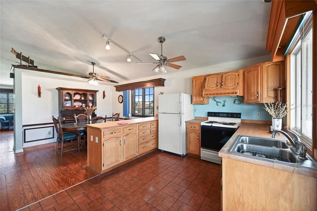 For Sale: $850,000 (3 beds, 3 baths, 1775 Square Feet)