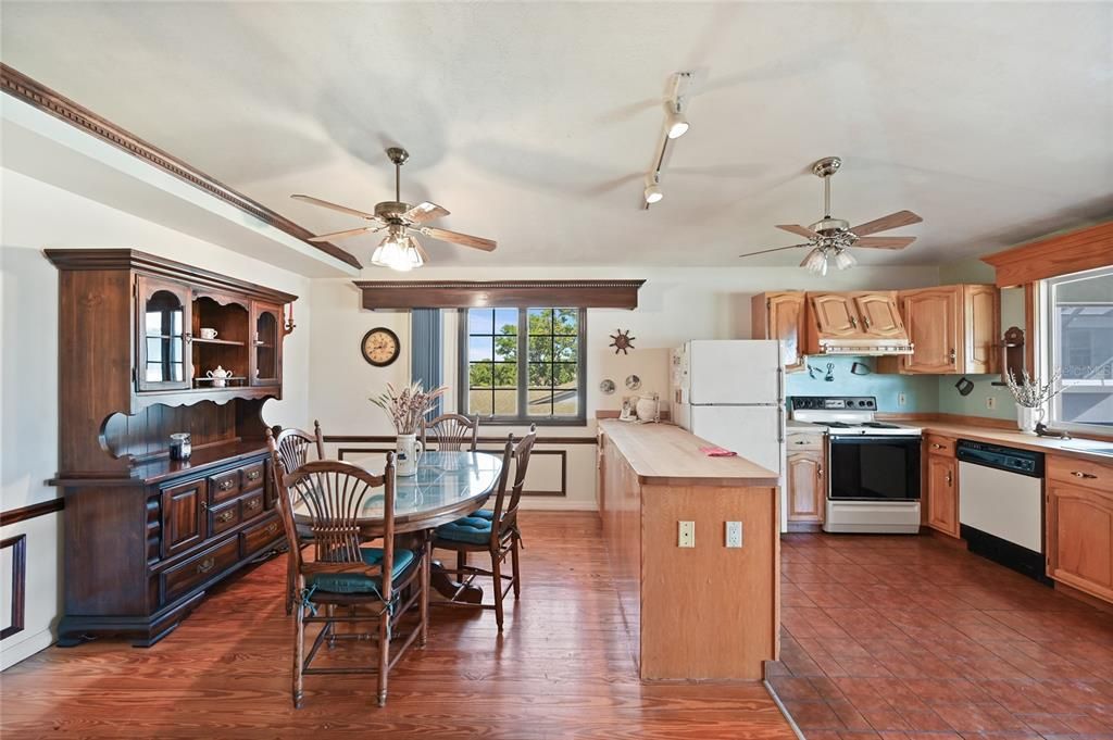 For Sale: $850,000 (3 beds, 3 baths, 1775 Square Feet)