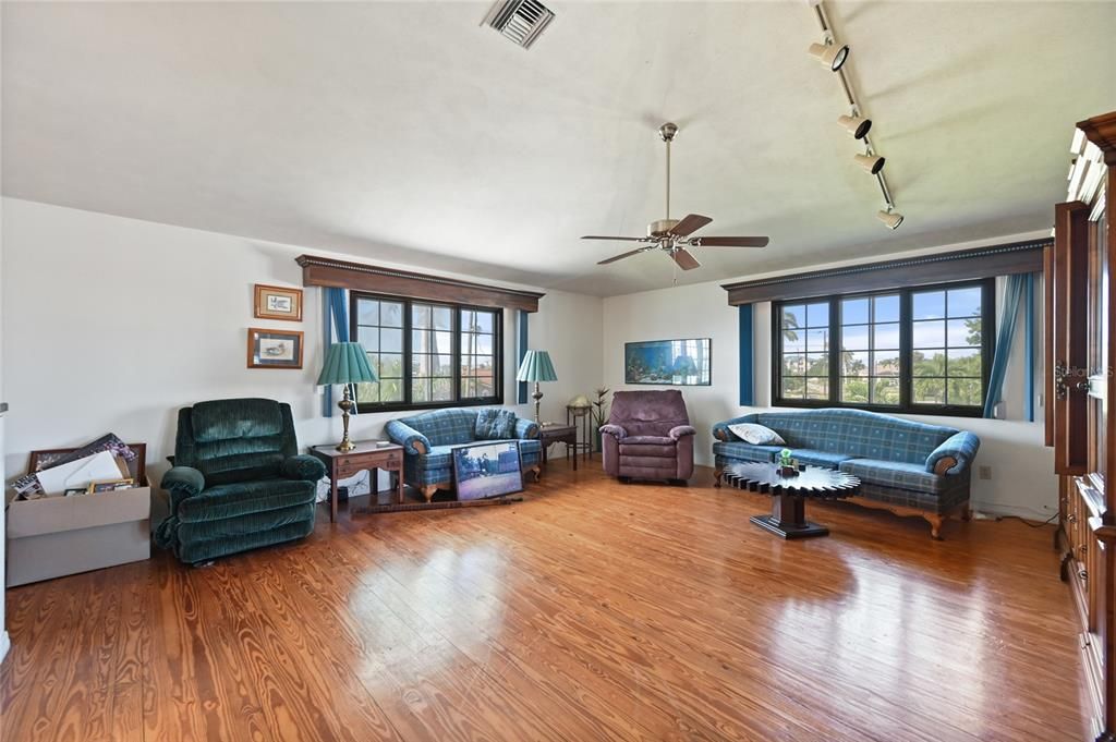 For Sale: $850,000 (3 beds, 3 baths, 1775 Square Feet)