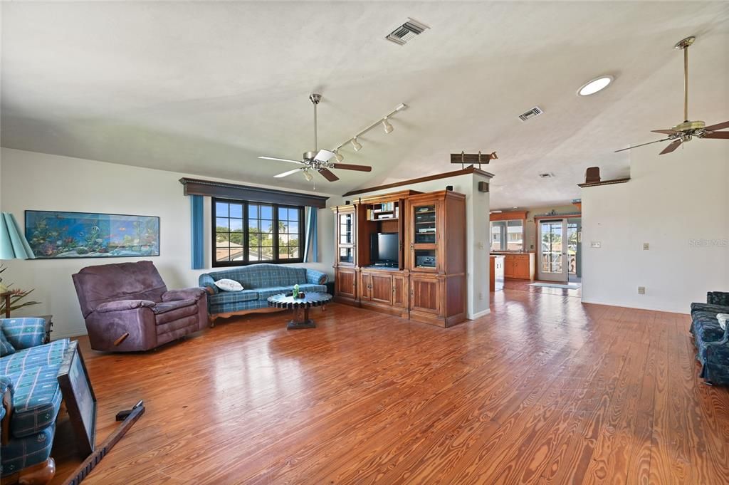 For Sale: $850,000 (3 beds, 3 baths, 1775 Square Feet)