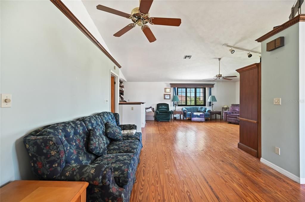 For Sale: $850,000 (3 beds, 3 baths, 1775 Square Feet)