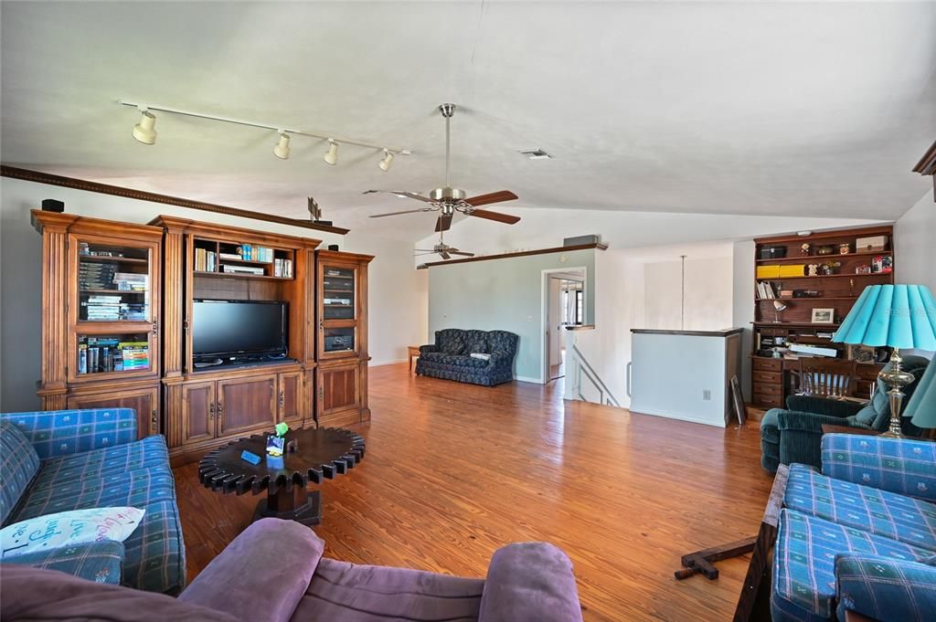 For Sale: $850,000 (3 beds, 3 baths, 1775 Square Feet)