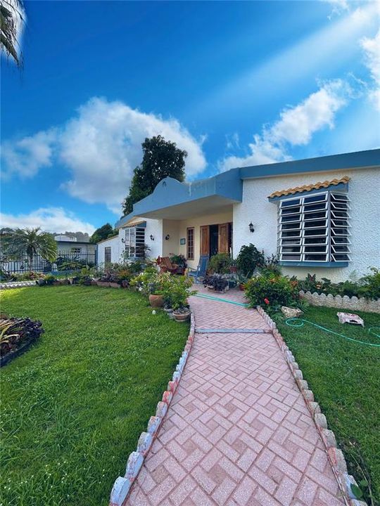 Vendido Recientemente: $250,000 (3 camas, 3 baños, 2500 Pies cuadrados)