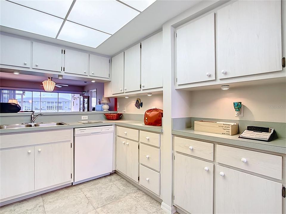 待售: $175,000 (2 贝兹, 2 浴室, 1145 平方英尺)