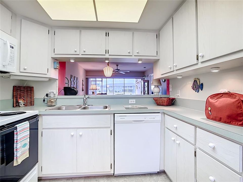 待售: $175,000 (2 贝兹, 2 浴室, 1145 平方英尺)