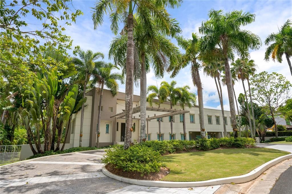 For Sale: $10,000,000 (7 beds, 8 baths, 10000 Square Feet)