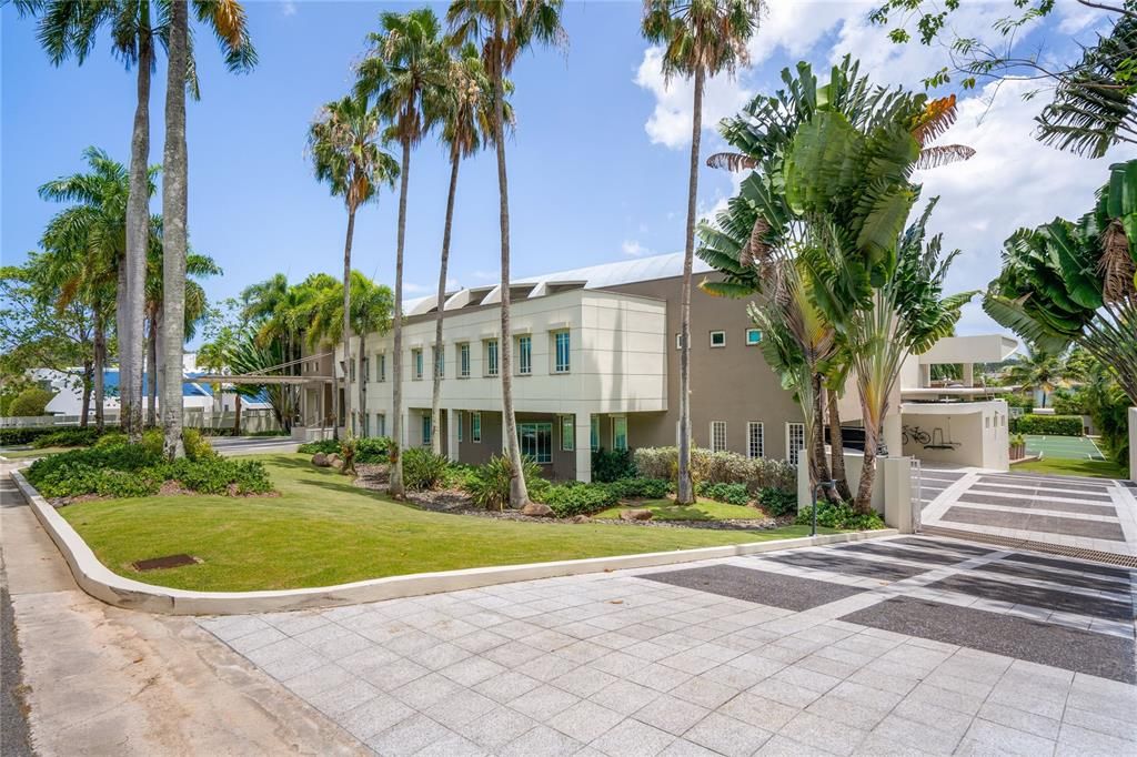 For Sale: $10,000,000 (7 beds, 8 baths, 10000 Square Feet)