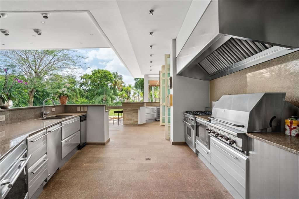 For Sale: $10,000,000 (7 beds, 8 baths, 10000 Square Feet)