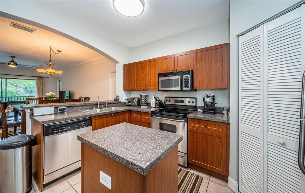 For Sale: $289,000 (2 beds, 2 baths, 1165 Square Feet)