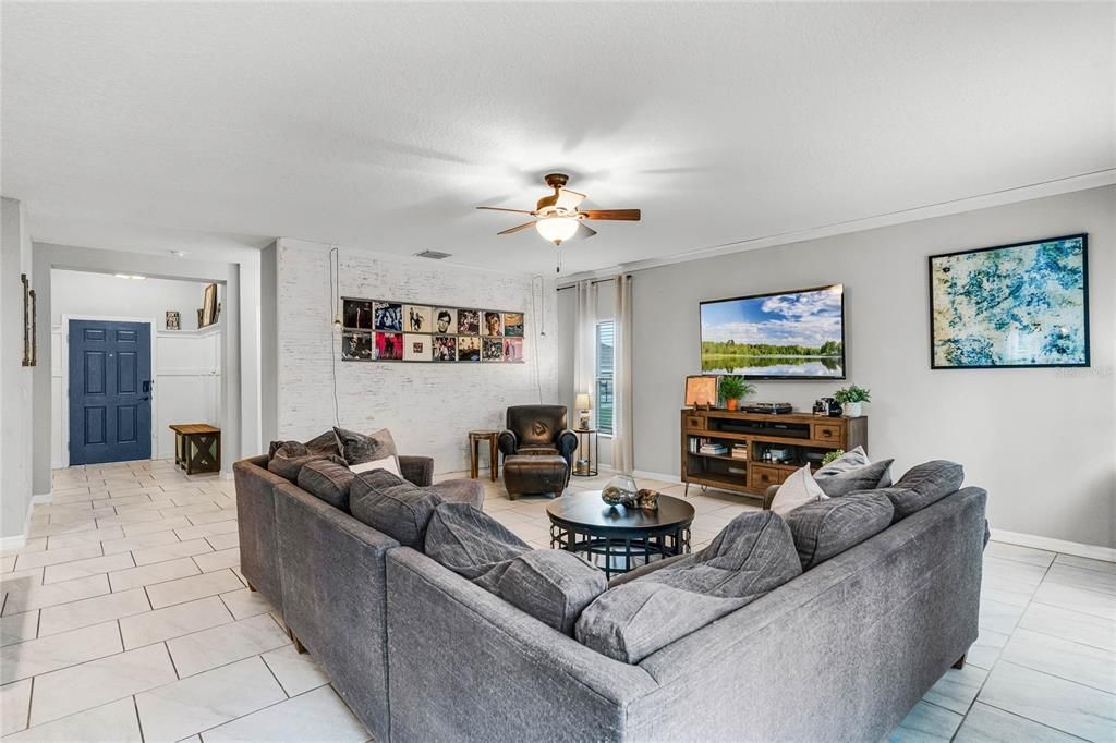 Active With Contract: $450,000 (5 beds, 3 baths, 2592 Square Feet)