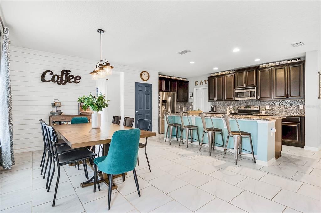 Active With Contract: $450,000 (5 beds, 3 baths, 2592 Square Feet)