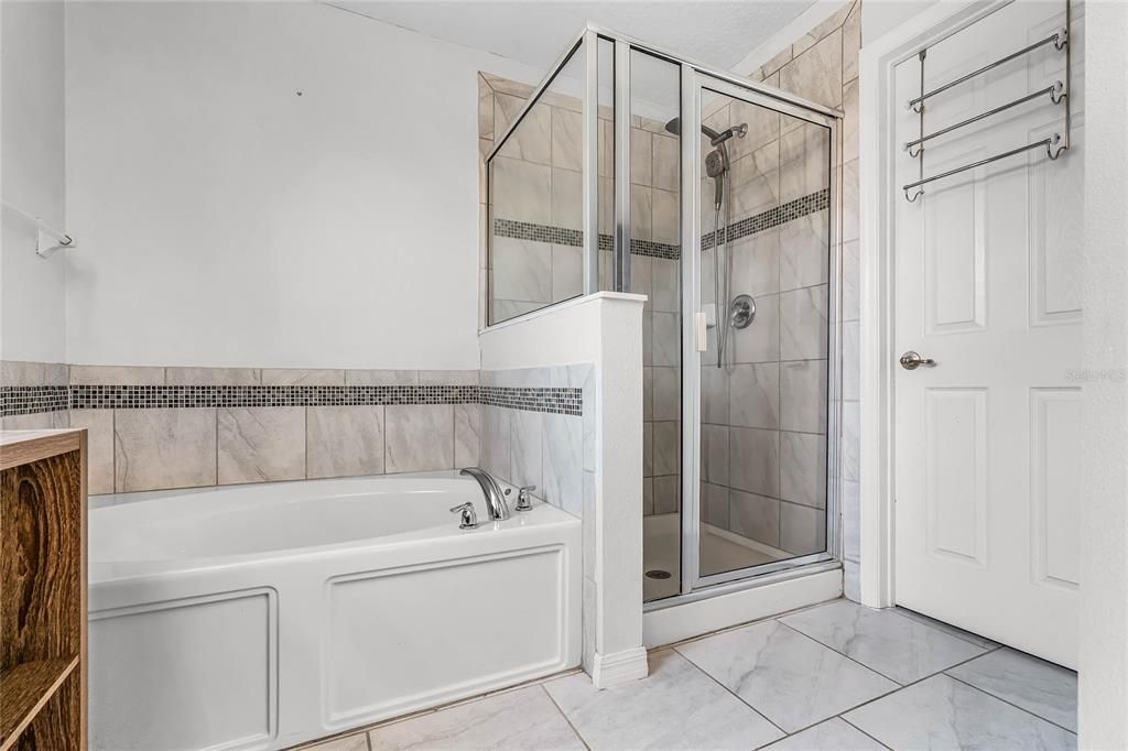 Active With Contract: $450,000 (5 beds, 3 baths, 2592 Square Feet)