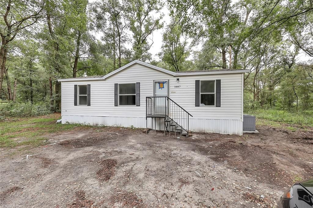 Recently Rented: $1,200 (3 beds, 1 baths, 864 Square Feet)