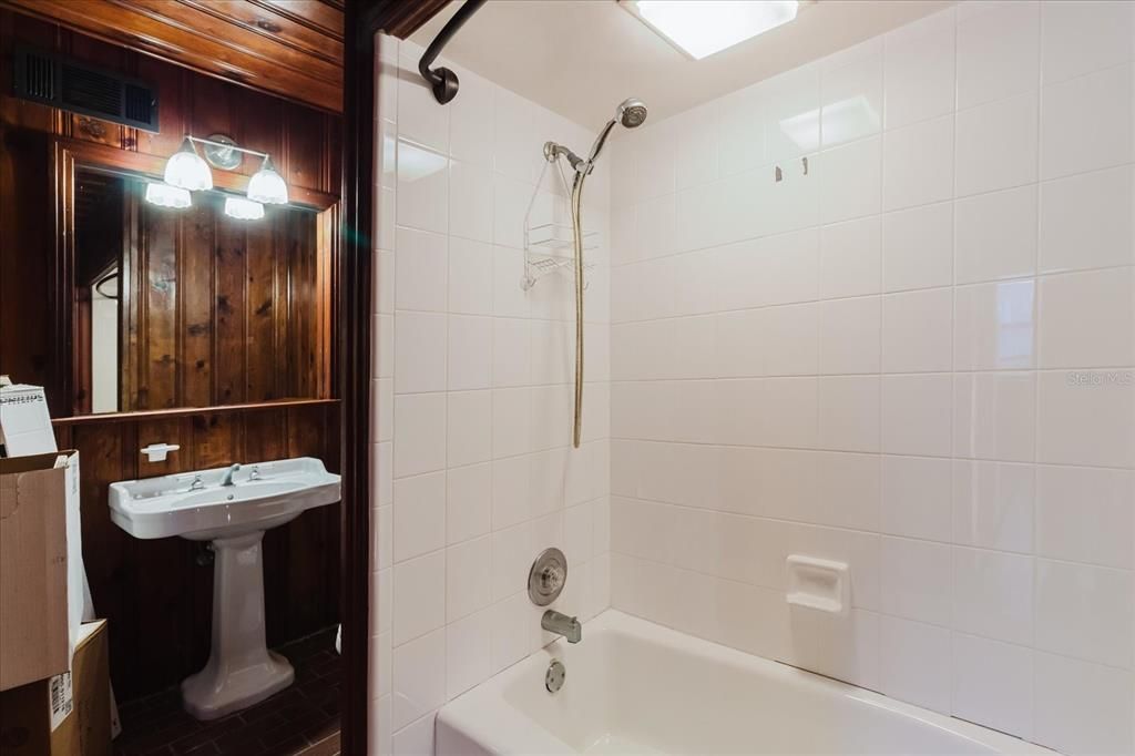 Под контрактом: $1,199,000 (3 спален, 5 ванн, 3772 Квадратных фут)