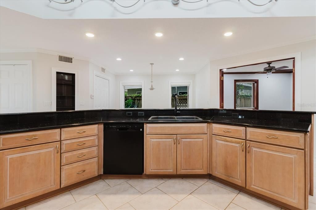 Под контрактом: $1,199,000 (3 спален, 5 ванн, 3772 Квадратных фут)