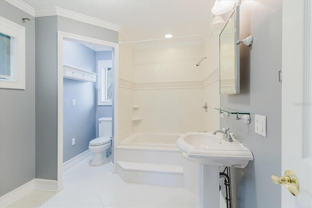 Под контрактом: $1,199,000 (3 спален, 5 ванн, 3772 Квадратных фут)