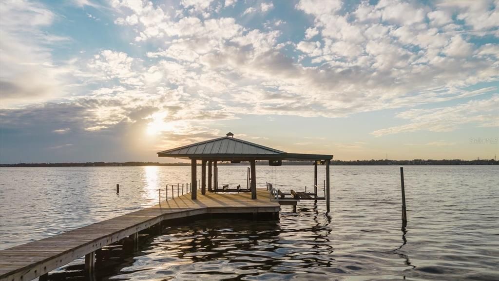 Под контрактом: $1,199,000 (3 спален, 5 ванн, 3772 Квадратных фут)