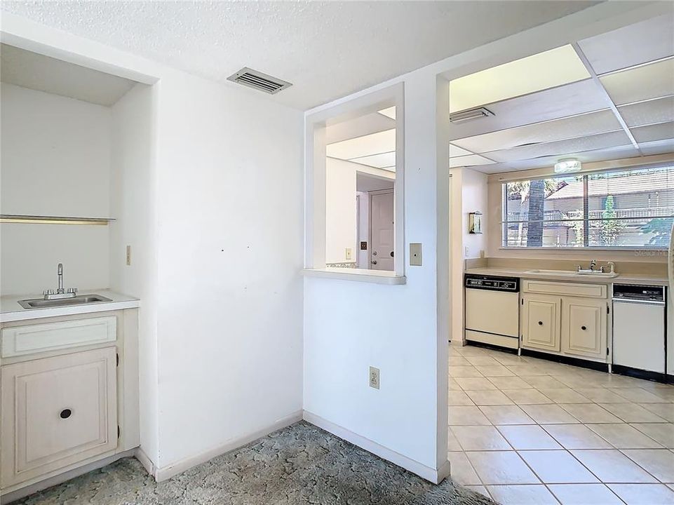 Под контрактом: $159,000 (3 спален, 2 ванн, 1610 Квадратных фут)
