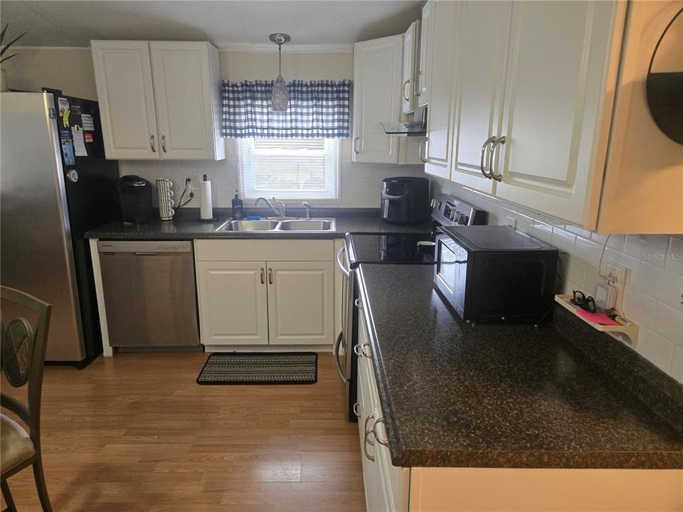 For Sale: $110,000 (2 beds, 1 baths, 888 Square Feet)