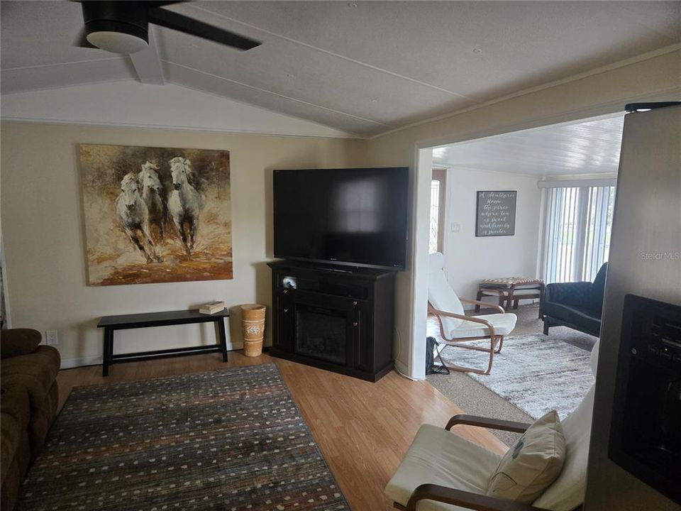 For Sale: $110,000 (2 beds, 1 baths, 888 Square Feet)