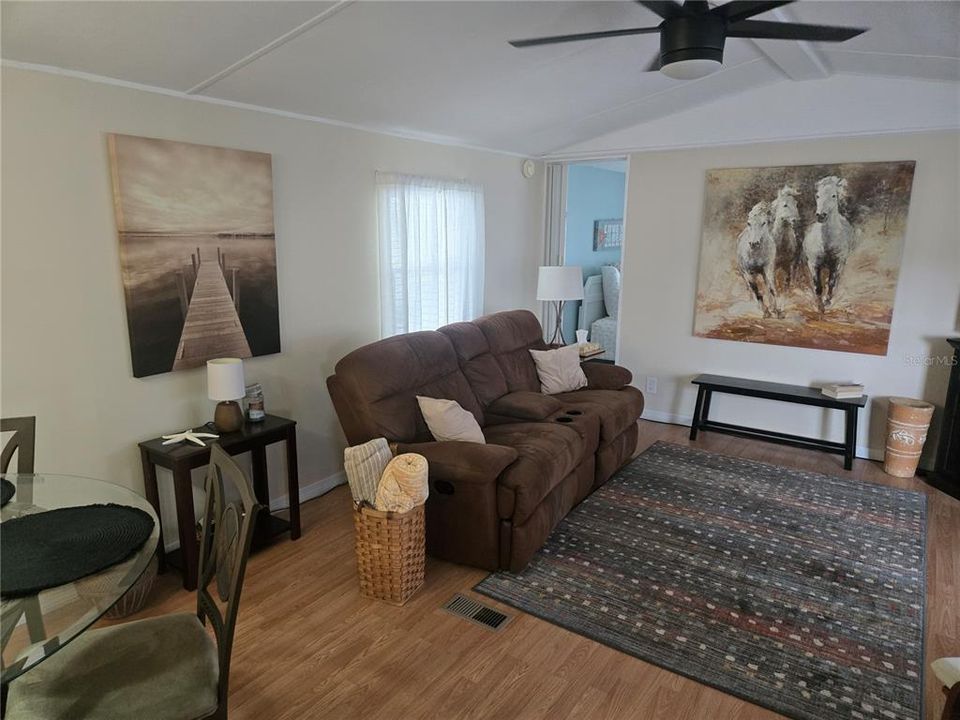 For Sale: $110,000 (2 beds, 1 baths, 888 Square Feet)