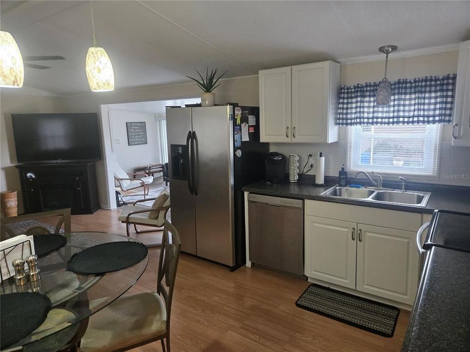 For Sale: $110,000 (2 beds, 1 baths, 888 Square Feet)