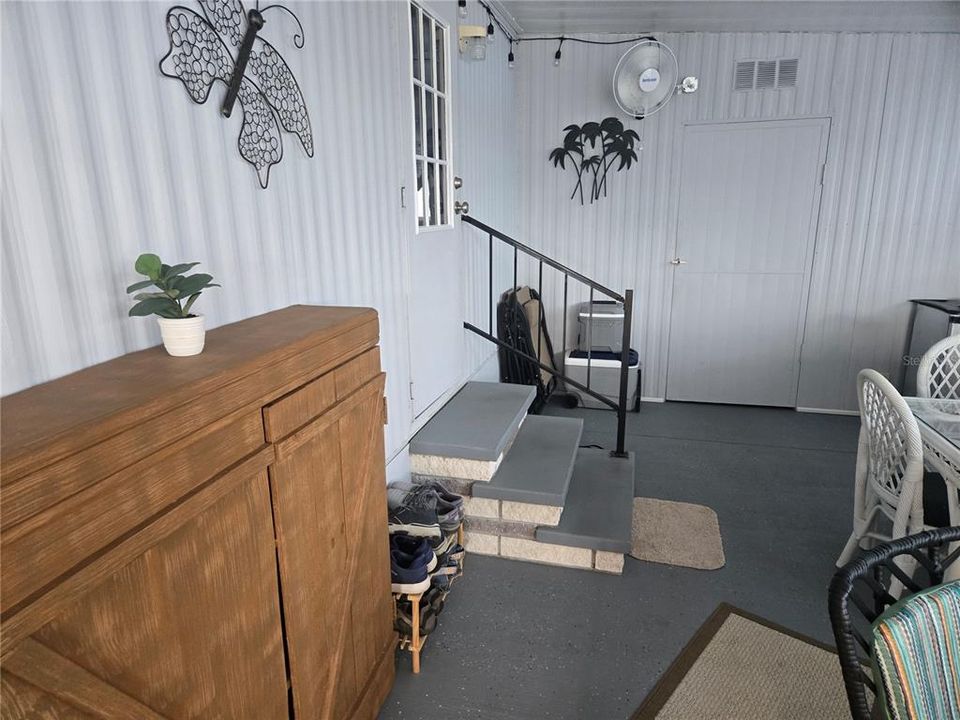 For Sale: $110,000 (2 beds, 1 baths, 888 Square Feet)