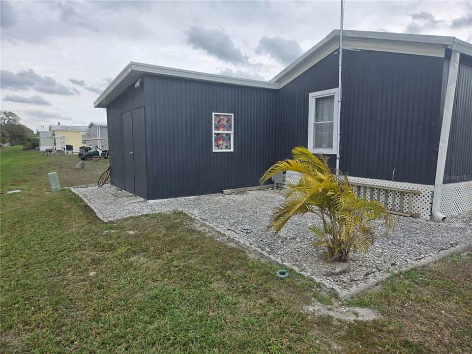 For Sale: $110,000 (2 beds, 1 baths, 888 Square Feet)