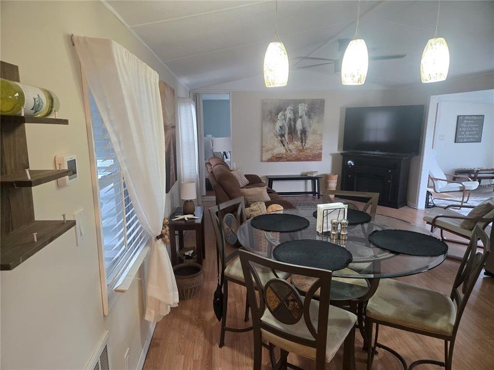For Sale: $110,000 (2 beds, 1 baths, 888 Square Feet)