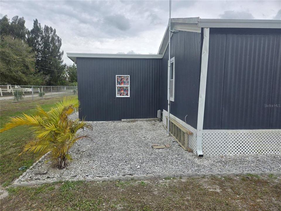 For Sale: $110,000 (2 beds, 1 baths, 888 Square Feet)