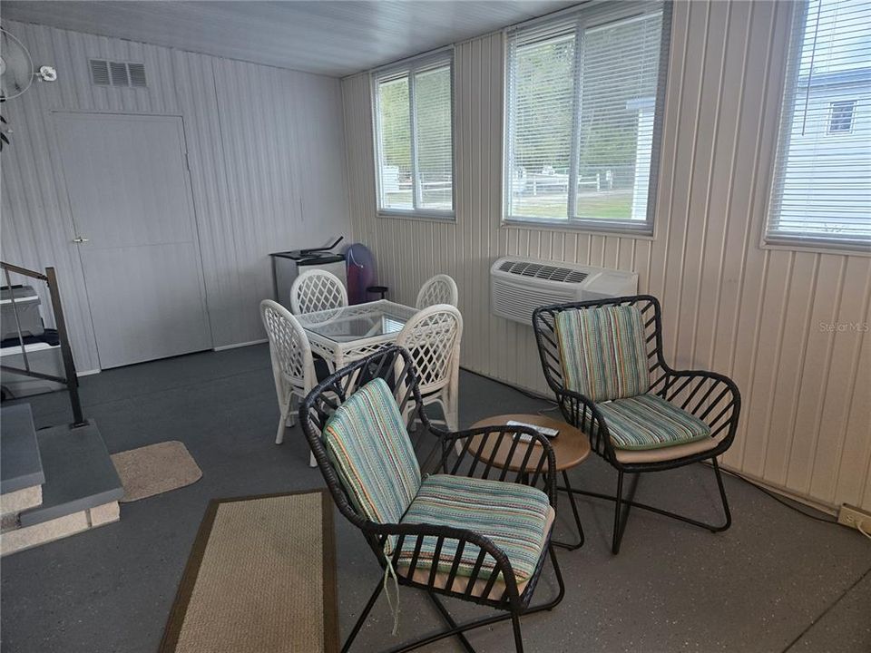 For Sale: $110,000 (2 beds, 1 baths, 888 Square Feet)