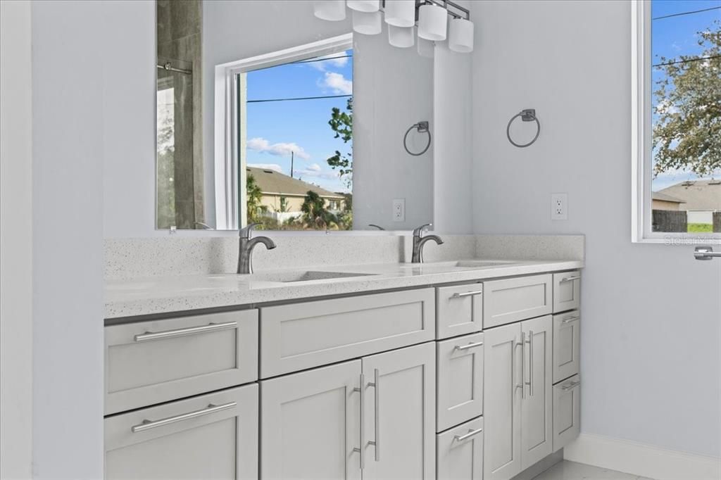 待售: $499,000 (4 贝兹, 2 浴室, 2400 平方英尺)