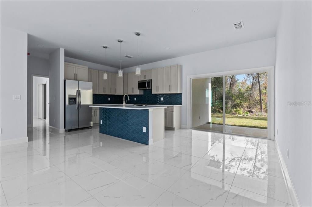 待售: $499,000 (4 贝兹, 2 浴室, 2400 平方英尺)