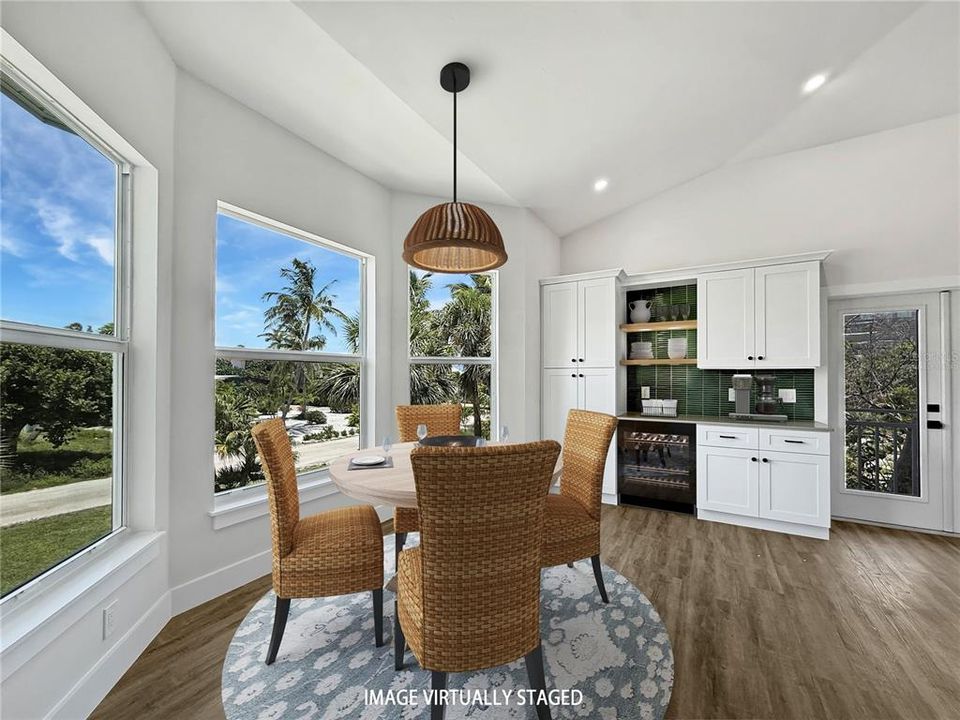 待售: $1,700,000 (4 贝兹, 2 浴室, 2389 平方英尺)