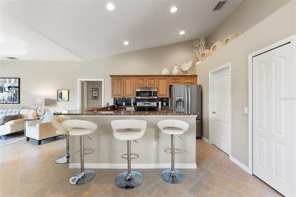 Под контрактом: $424,900 (3 спален, 2 ванн, 1864 Квадратных фут)