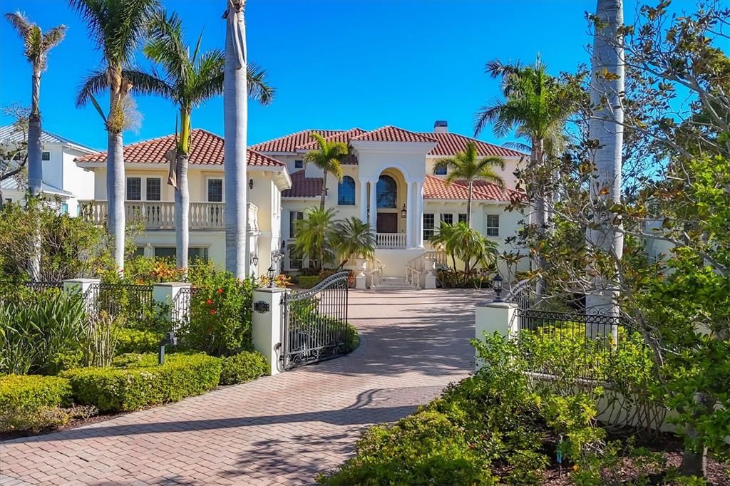 For Sale: $6,495,000 (6 beds, 6 baths, 6462 Square Feet)