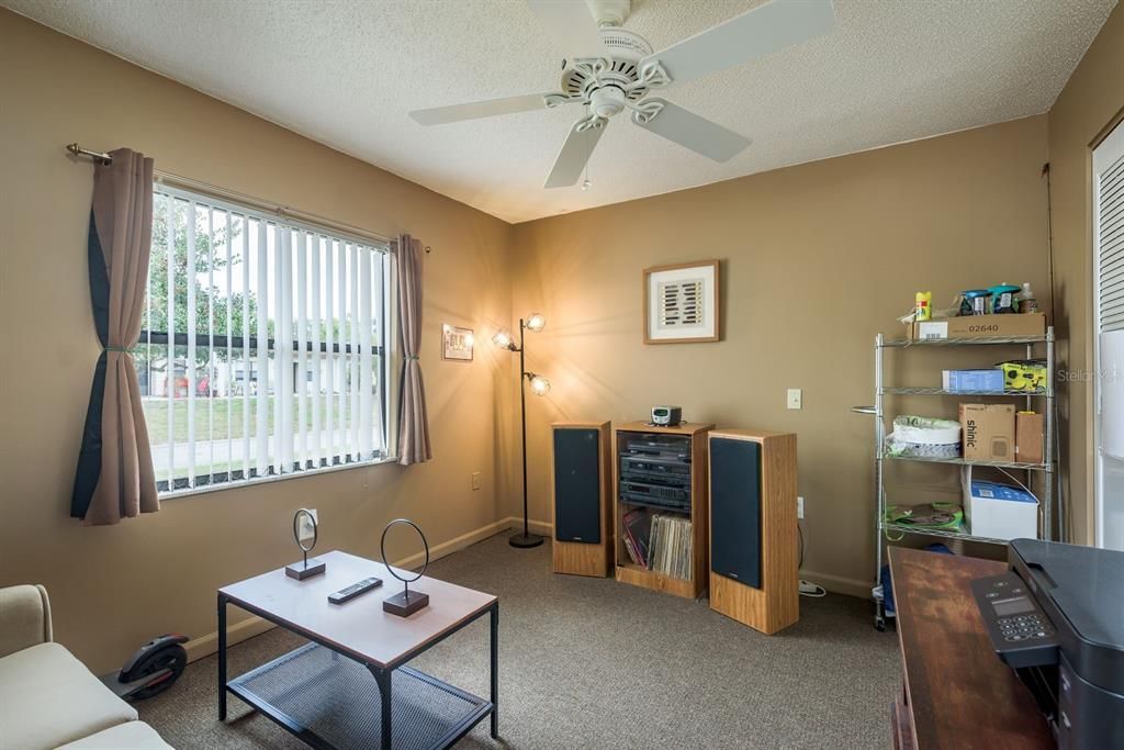 待售: $119,000 (2 贝兹, 1 浴室, 812 平方英尺)