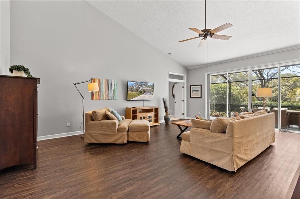 Activo con contrato: $390,000 (4 camas, 3 baños, 1991 Pies cuadrados)