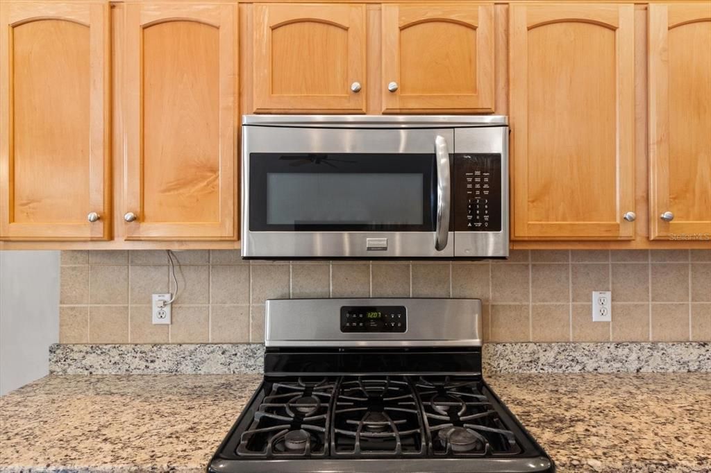 Activo con contrato: $390,000 (4 camas, 3 baños, 1991 Pies cuadrados)