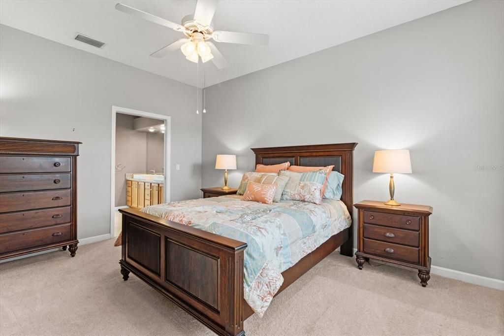 Activo con contrato: $390,000 (4 camas, 3 baños, 1991 Pies cuadrados)