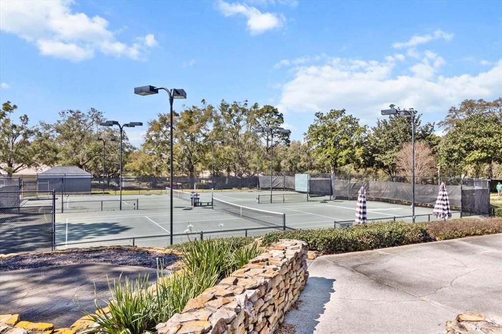 Activo con contrato: $390,000 (4 camas, 3 baños, 1991 Pies cuadrados)