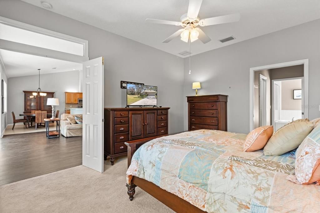 Activo con contrato: $390,000 (4 camas, 3 baños, 1991 Pies cuadrados)