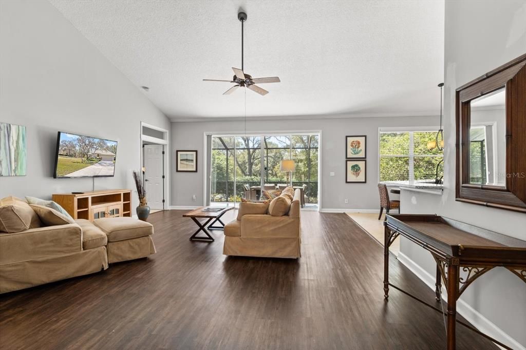 Activo con contrato: $390,000 (4 camas, 3 baños, 1991 Pies cuadrados)