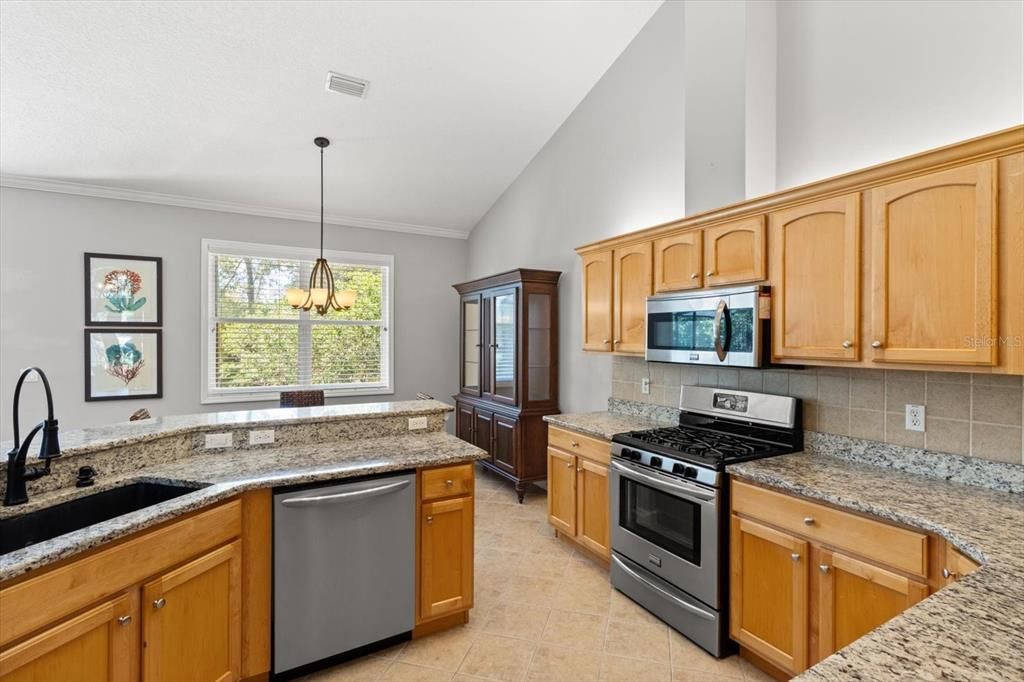 Activo con contrato: $390,000 (4 camas, 3 baños, 1991 Pies cuadrados)