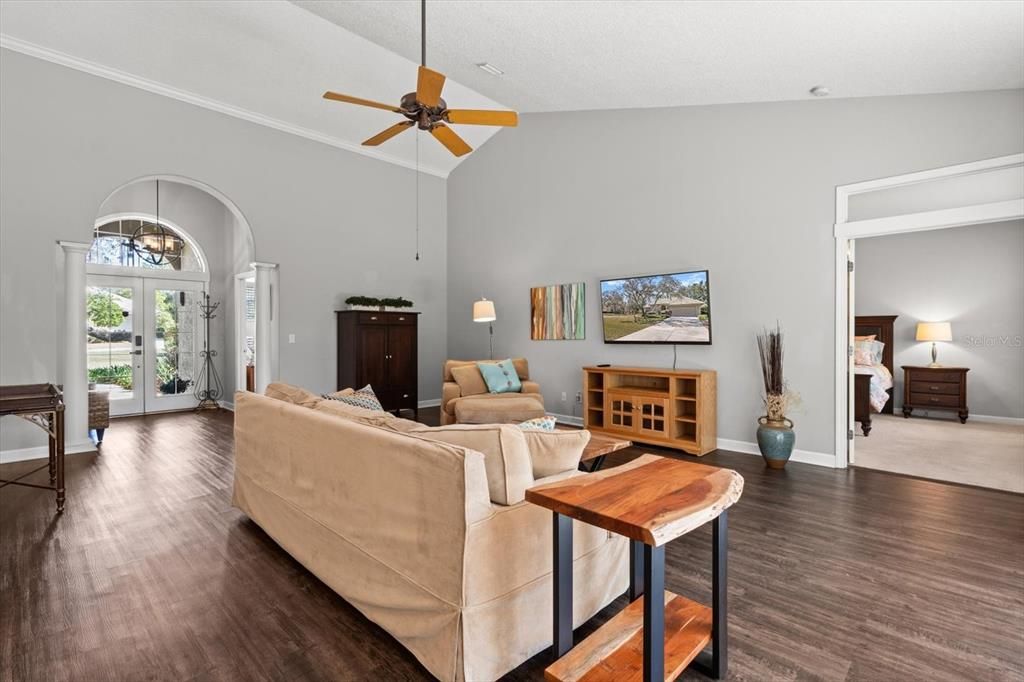 Activo con contrato: $390,000 (4 camas, 3 baños, 1991 Pies cuadrados)