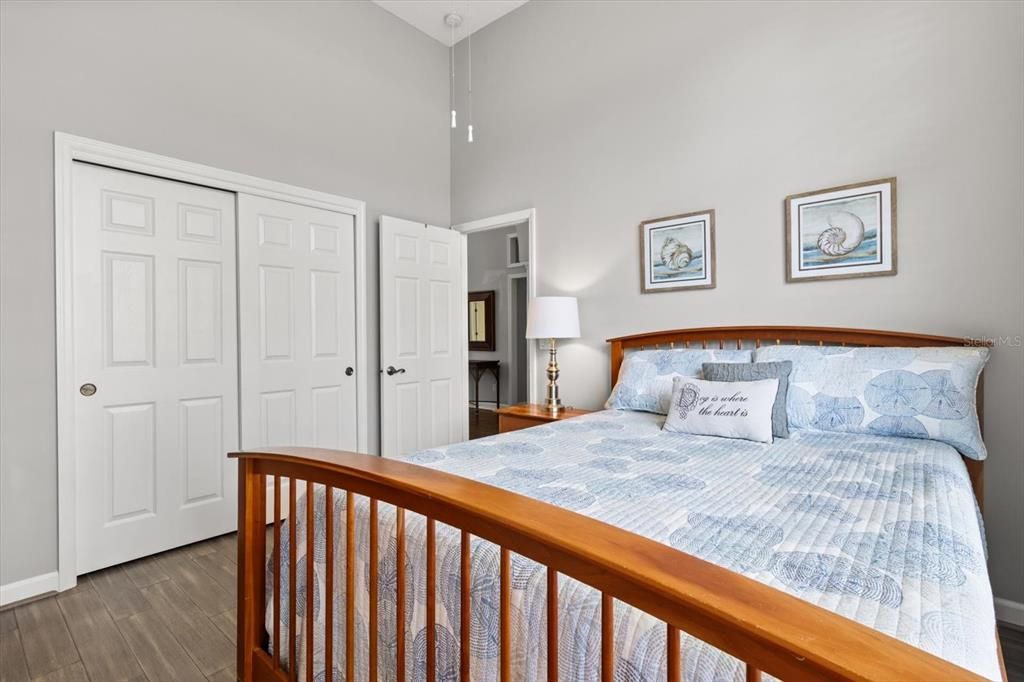 Activo con contrato: $390,000 (4 camas, 3 baños, 1991 Pies cuadrados)