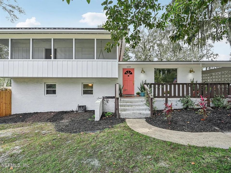 Недавно продано: $400,500 (4 спален, 3 ванн, 2386 Квадратных фут)