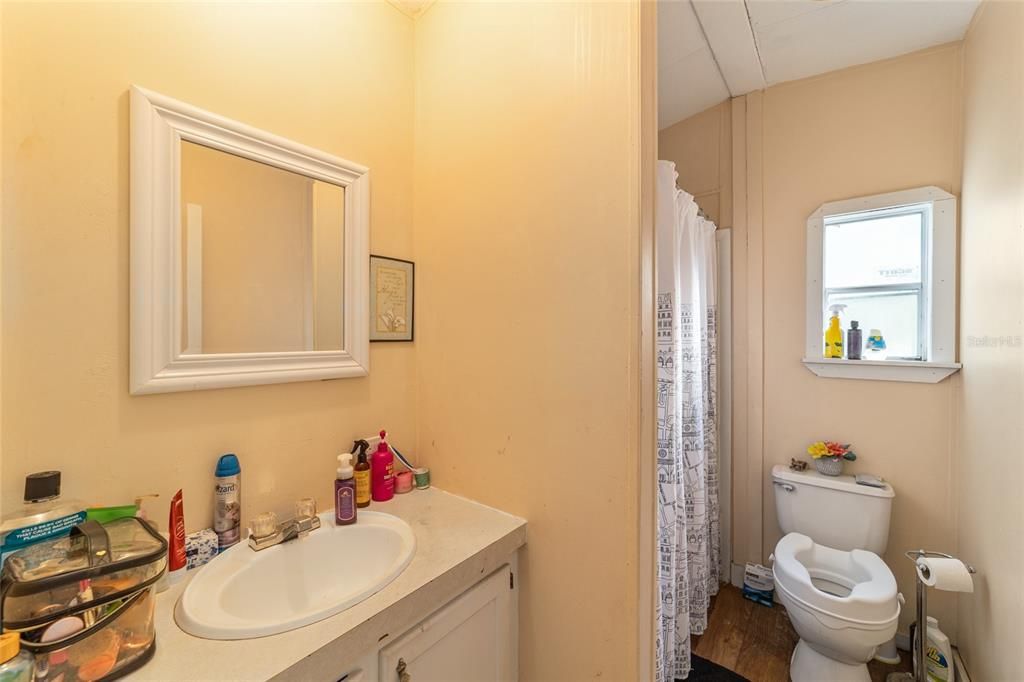 For Sale: $975,000 (5 beds, 4 baths, 6150 Square Feet)